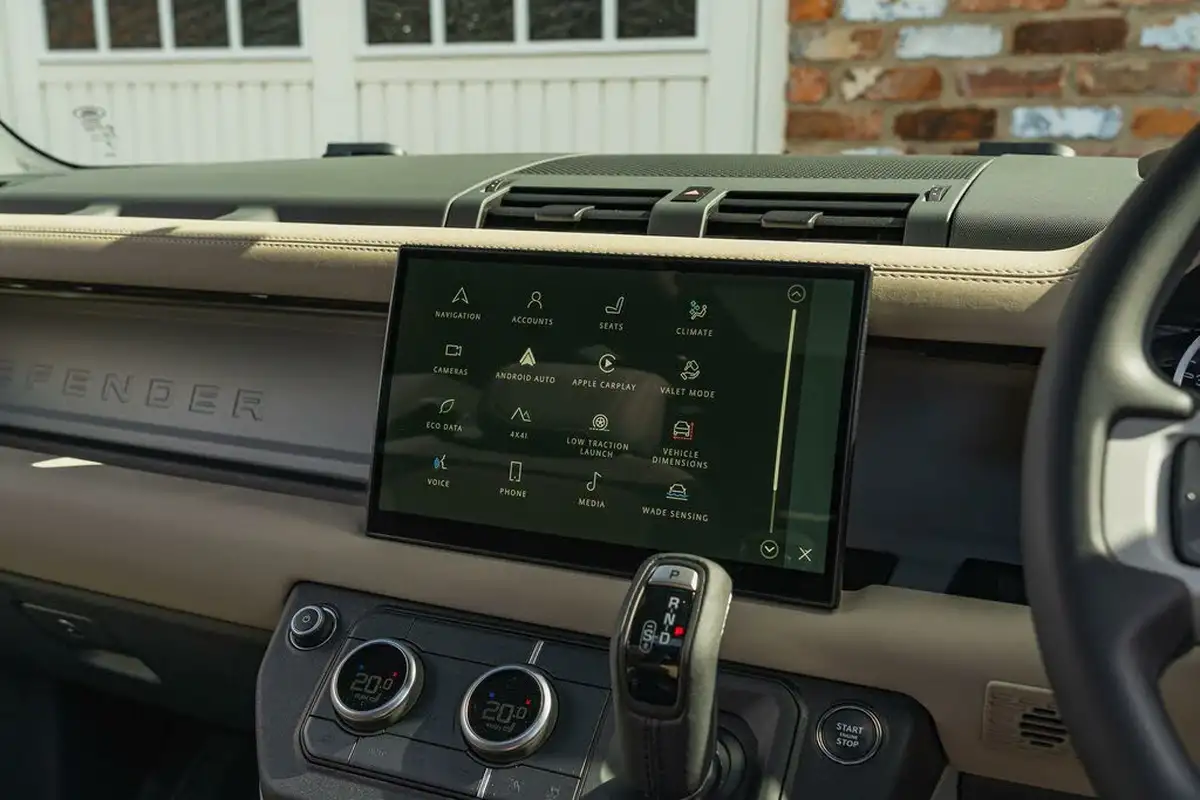 2023-land-rover-90-defender-big-48