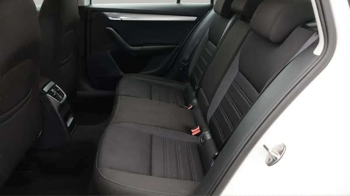 2020-skoda-octavia-16tdi-se-technology-estate-big-16