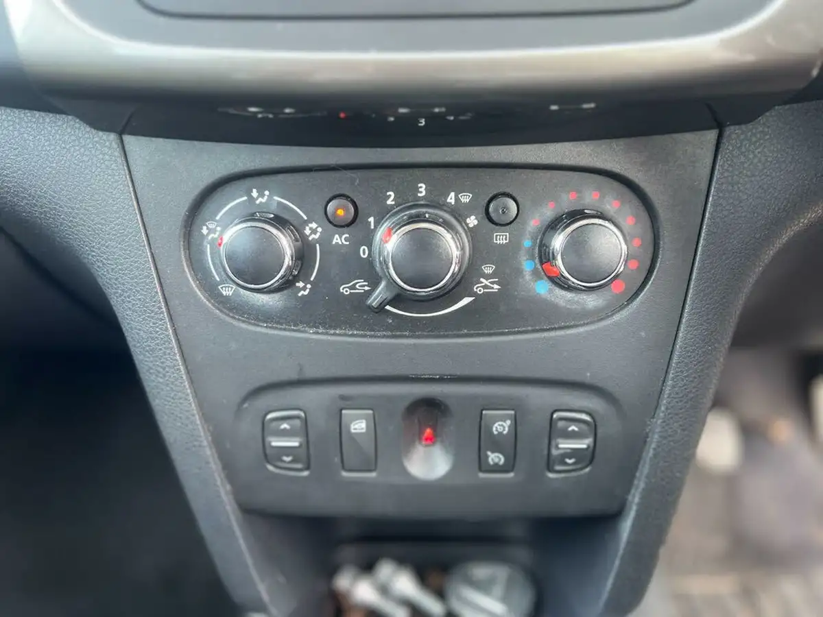 2013-dacia-sandero-12-laureate-big-24