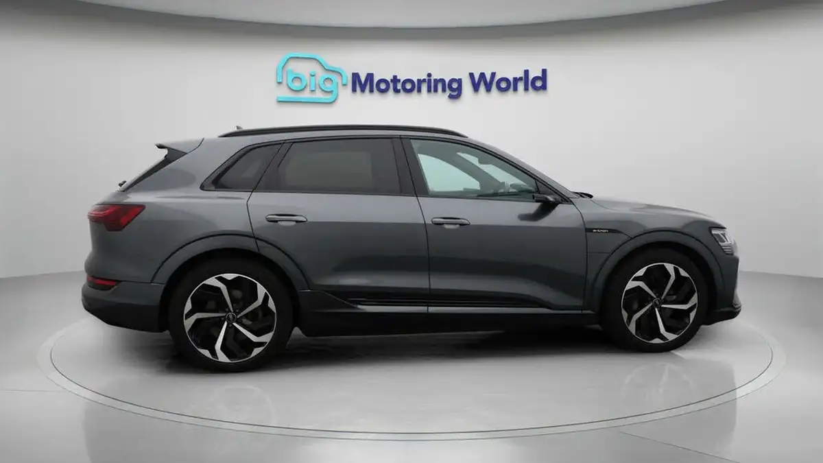 2022-audi-e-tron-50e-black-edition-station-wagon-big-8
