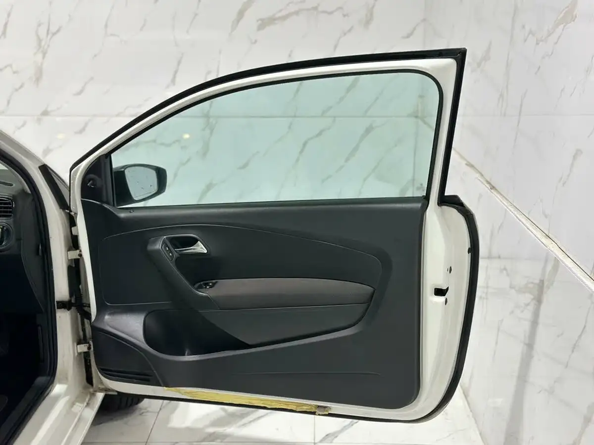 2011-volkswagen-polo-12-s-3d-big-21