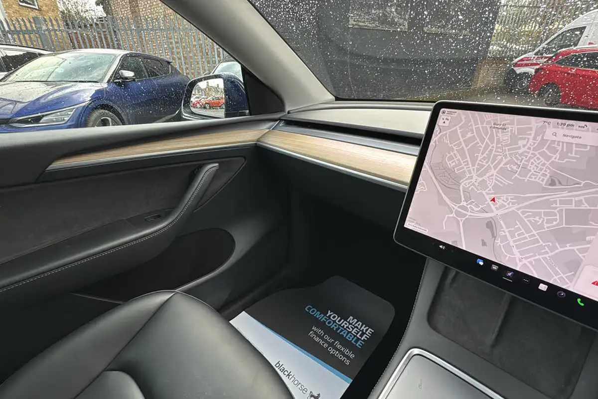 2022-tesla-model-y-e-long-range-big-40
