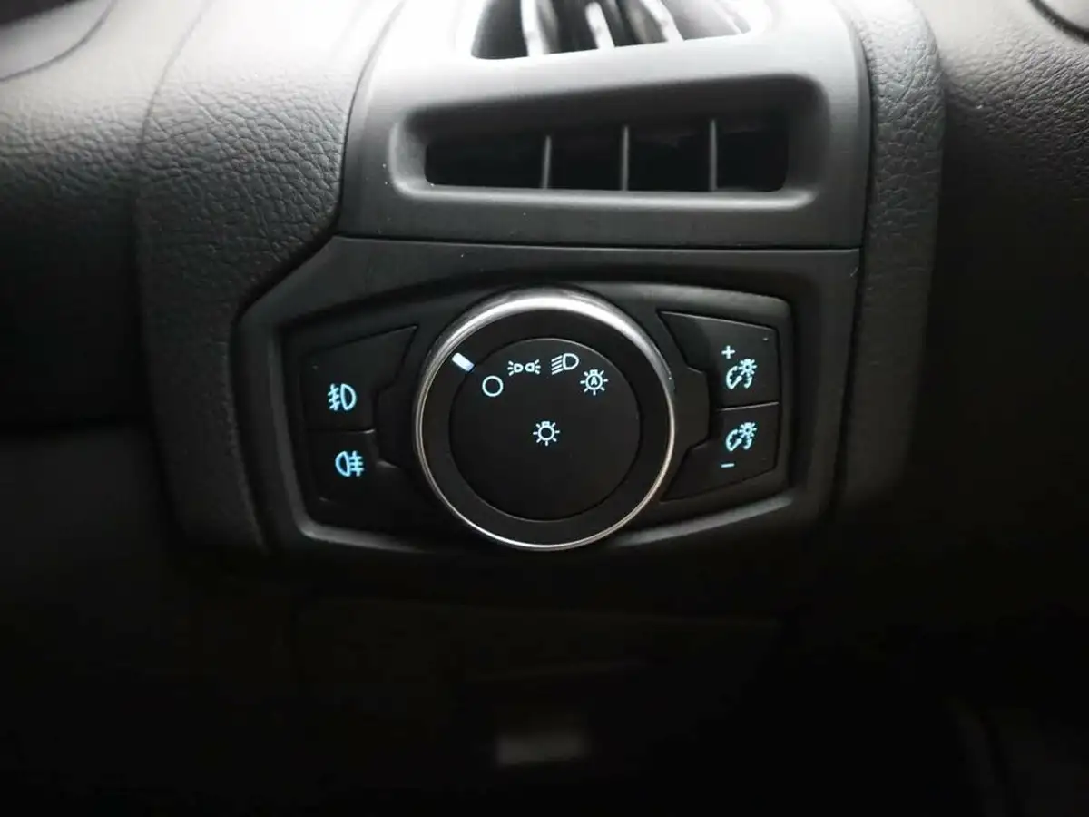 2018-ford-focus-10t-titanium-x-125ps-hatchback-big-37