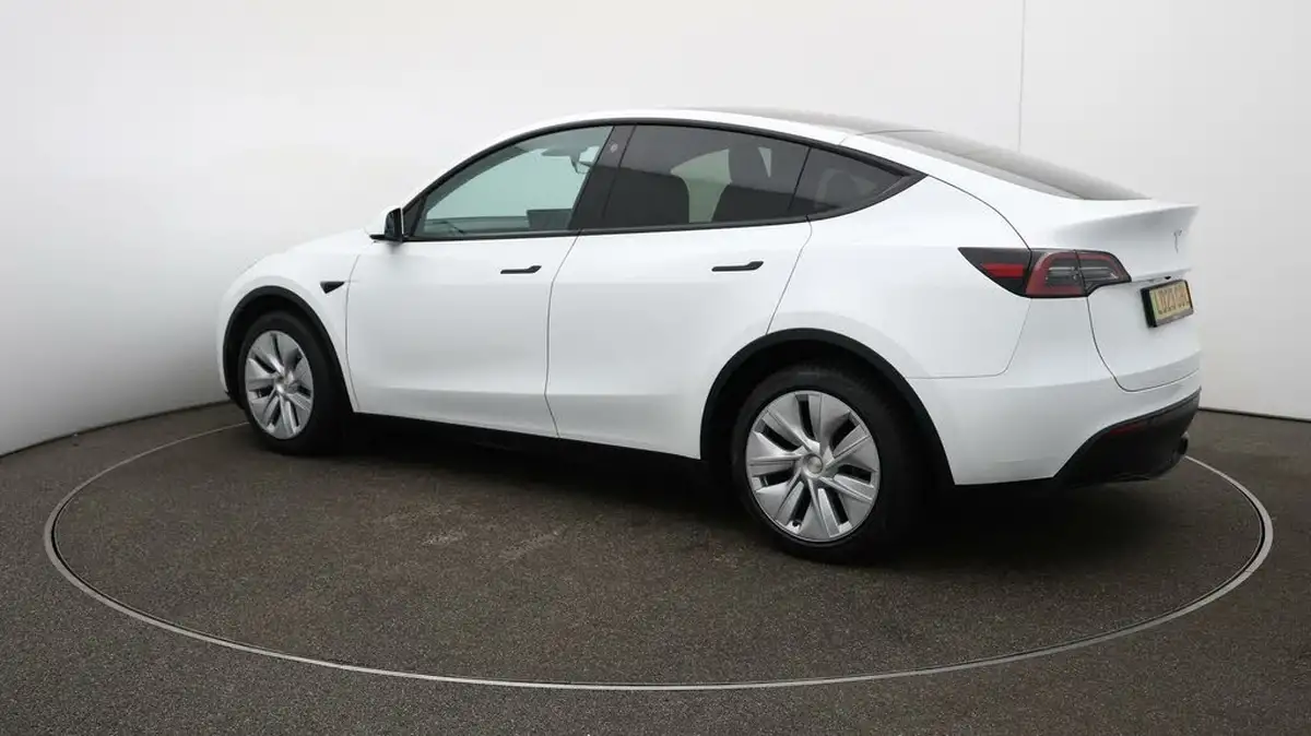 2023-tesla-model-y-e-rwd-big-33