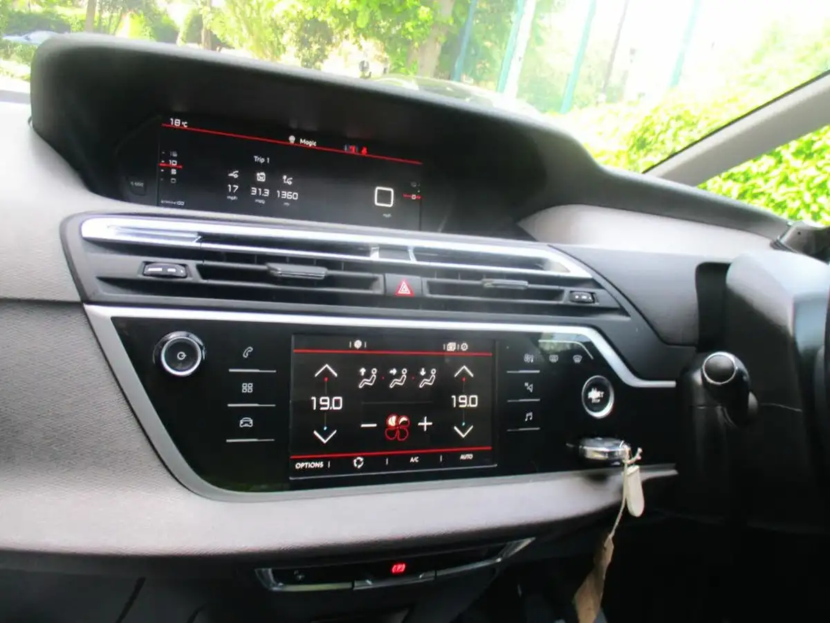 2018-citroen-c4-picasso-12-puretech-flair-big-33