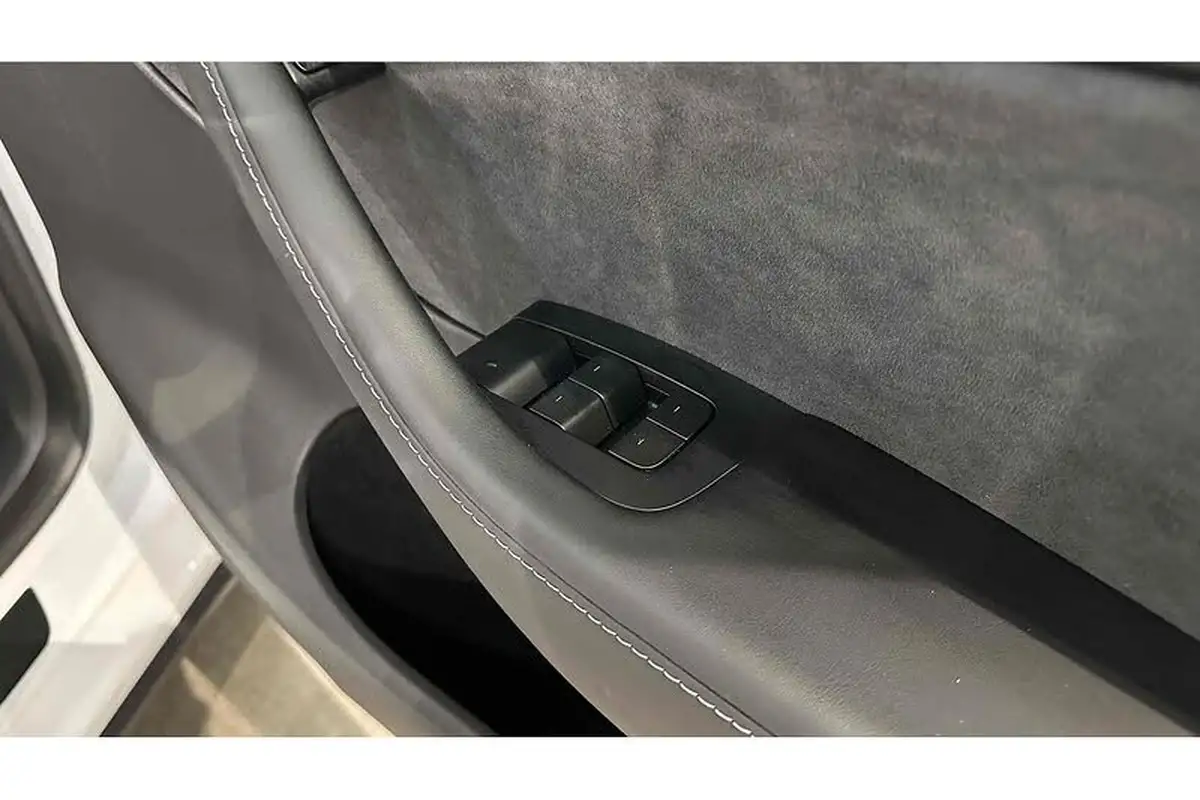 2023-tesla-model-y-e-performance-big-35