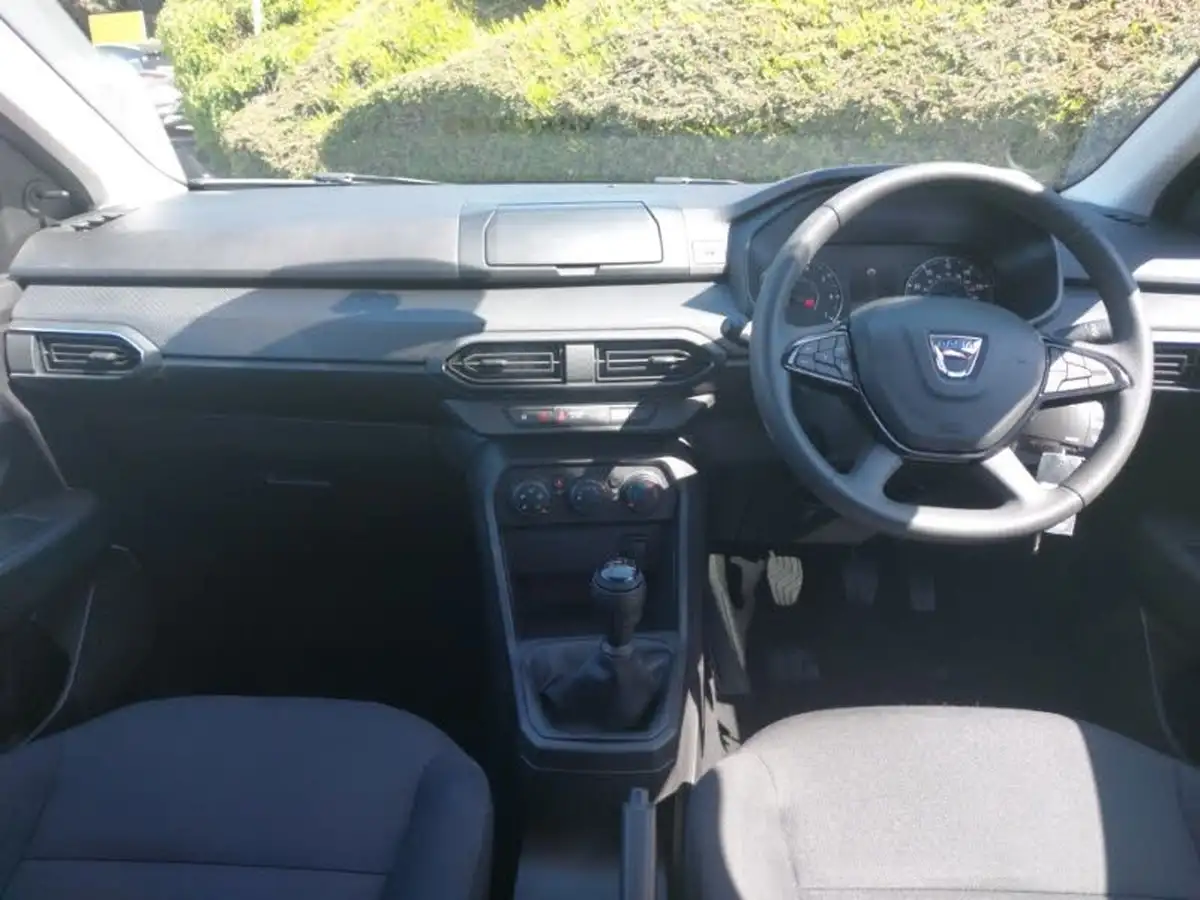 2021-dacia-sandero-10-sce-essential-big-2