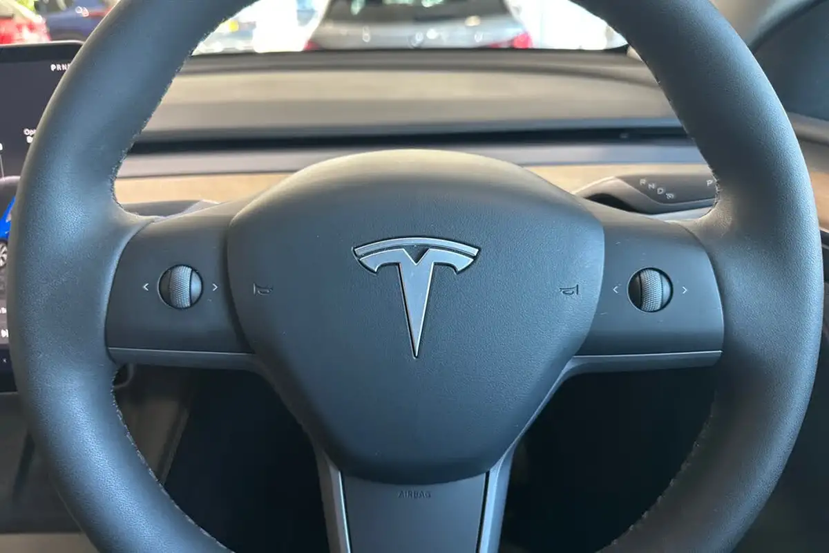 2022-tesla-model-y-e-long-range-big-36