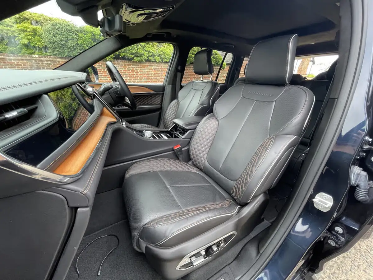 2023-jeep-grand-cherokee-20-gme-summit-reserve-big-23