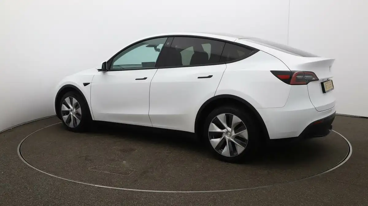 2022-tesla-model-y-e-long-range-big-35