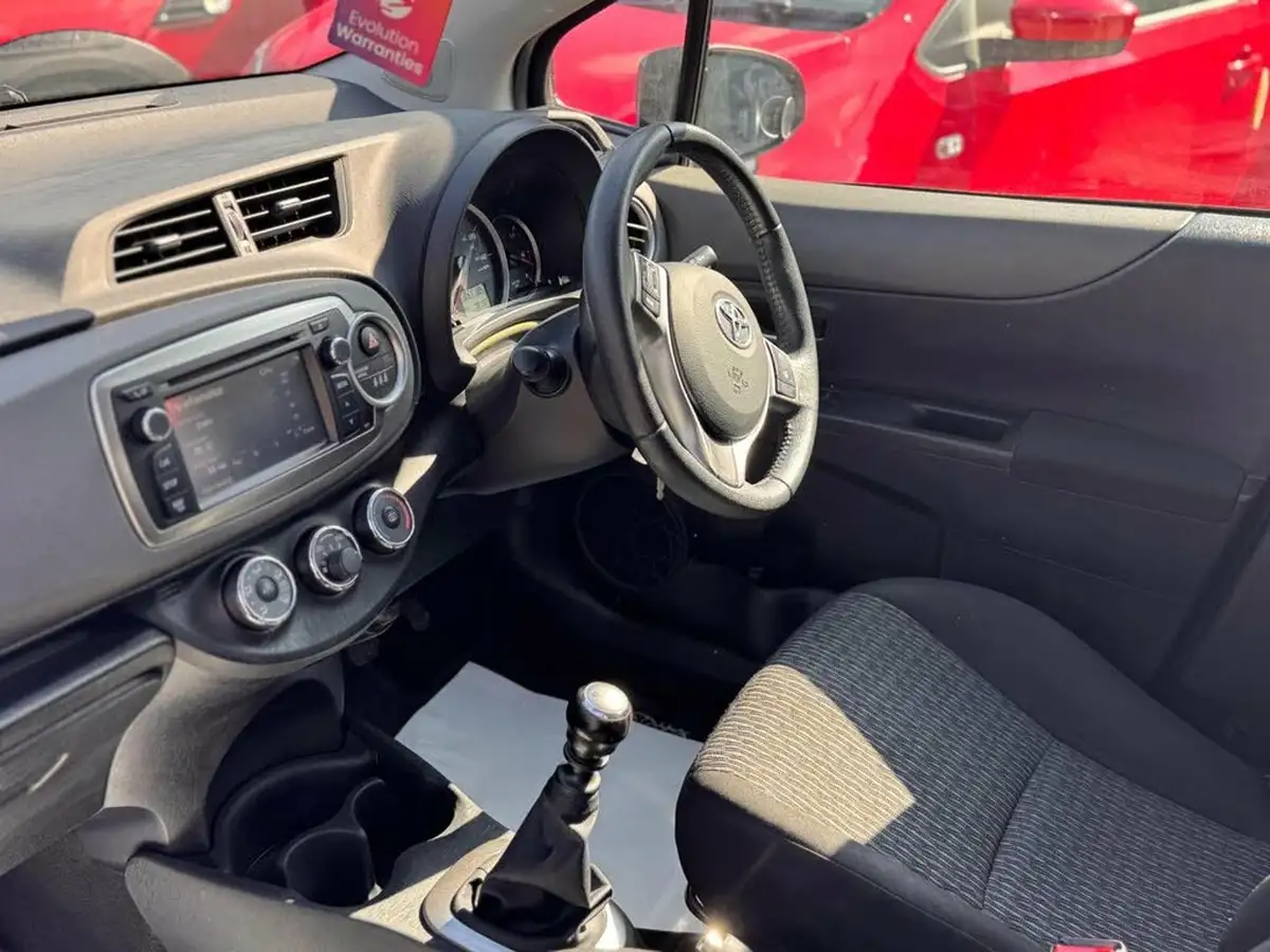 2013-toyota-yaris-133-tr-vvt-i-5d-big-17