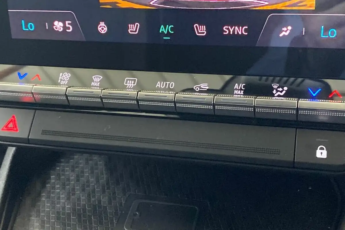 2023-renault-megane-e-tech-e-techno-big-27