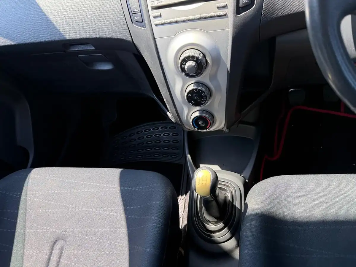 2007-toyota-yaris-13-tr-5d-big-22