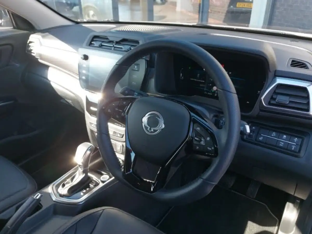 2024-kgm-ssangyong-tivoli-15-k40-auto-big-9