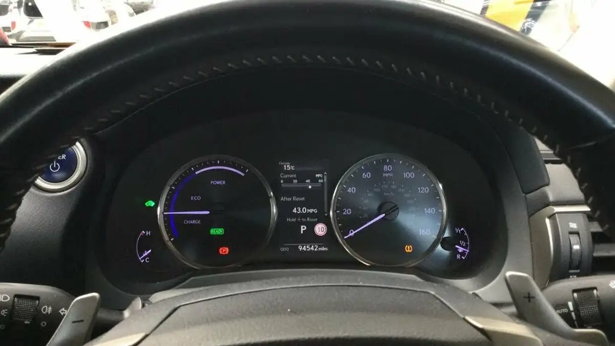 2017-lexus-is-300h-25-advance-big-15