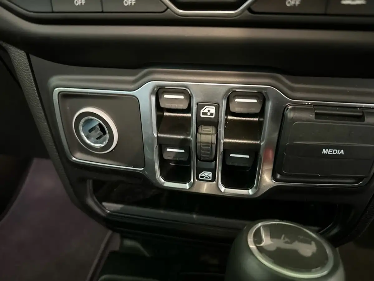 2023-jeep-wrangler-20-gme-overland-big-24