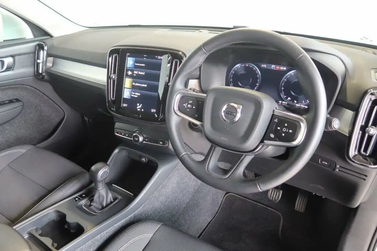 2021-volvo-xc40-15-t3-momentum-161bhp-big-4