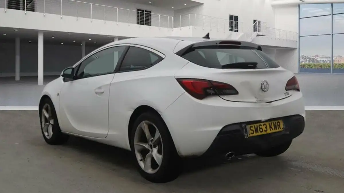 2013-vauxhall-astra-gtc-20td-sri-big-6