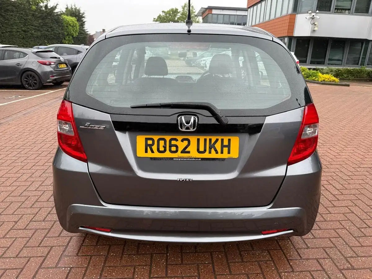 2012-honda-jazz-14-es-cvt-big-13