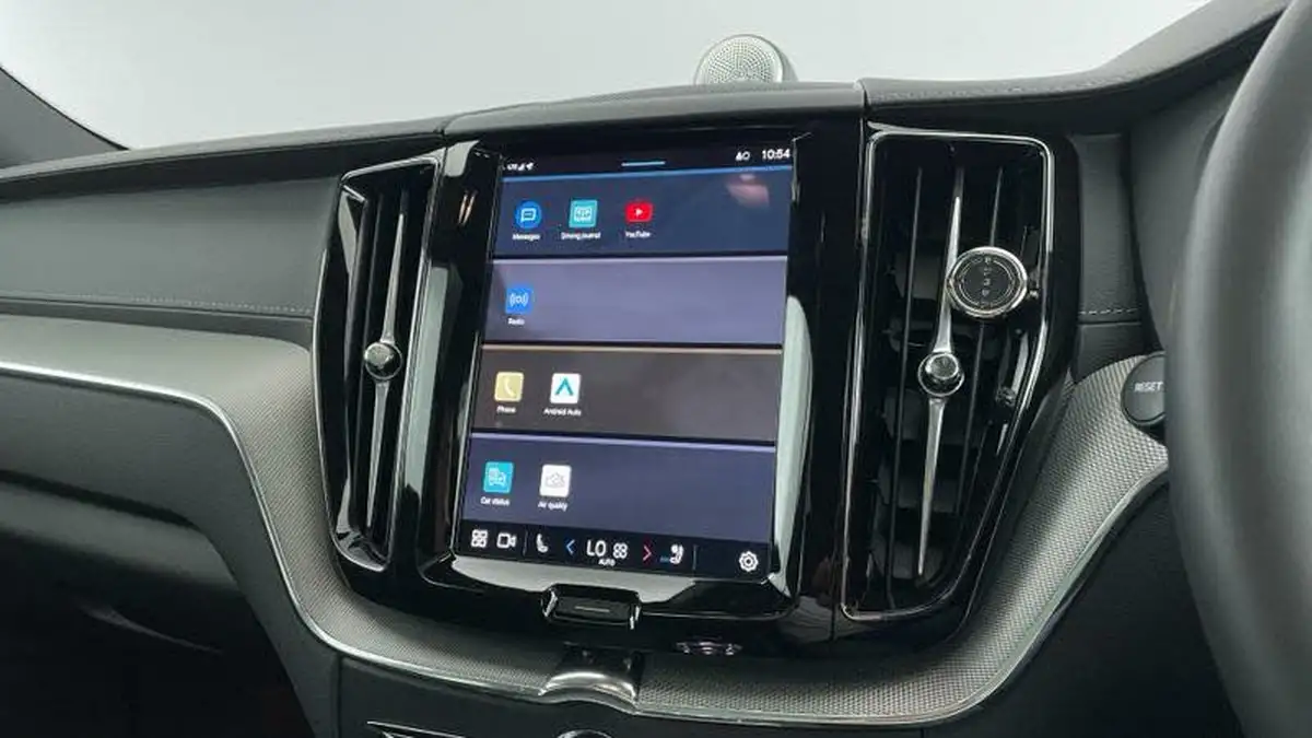 2024-volvo-xc60-20-b5-ultra-black-edition-big-17