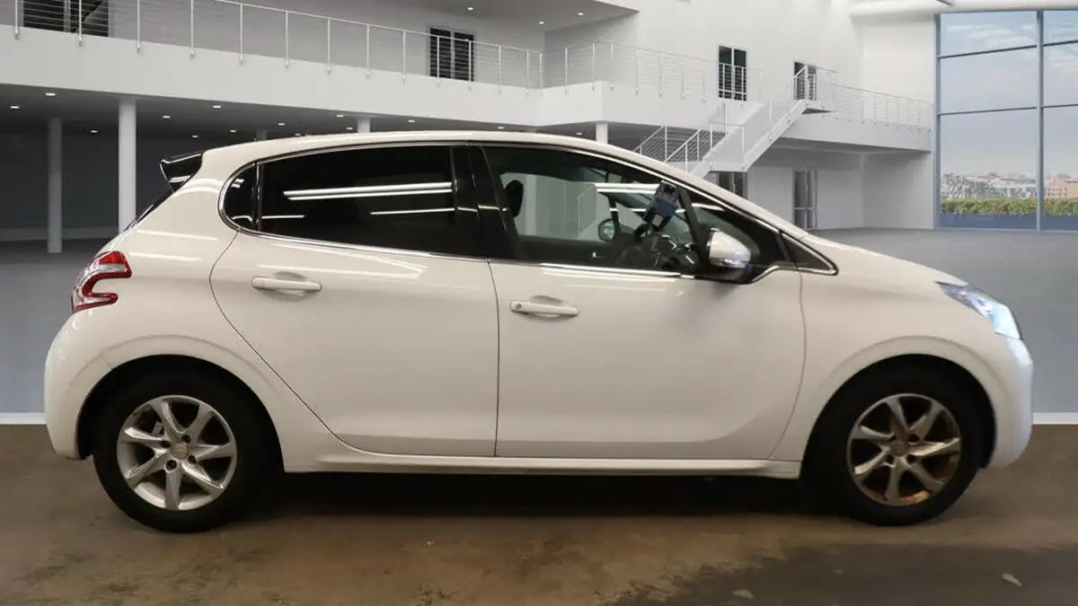 2013-peugeot-208-14td-allure-14e-hdi-ss-5d-egc-big-6