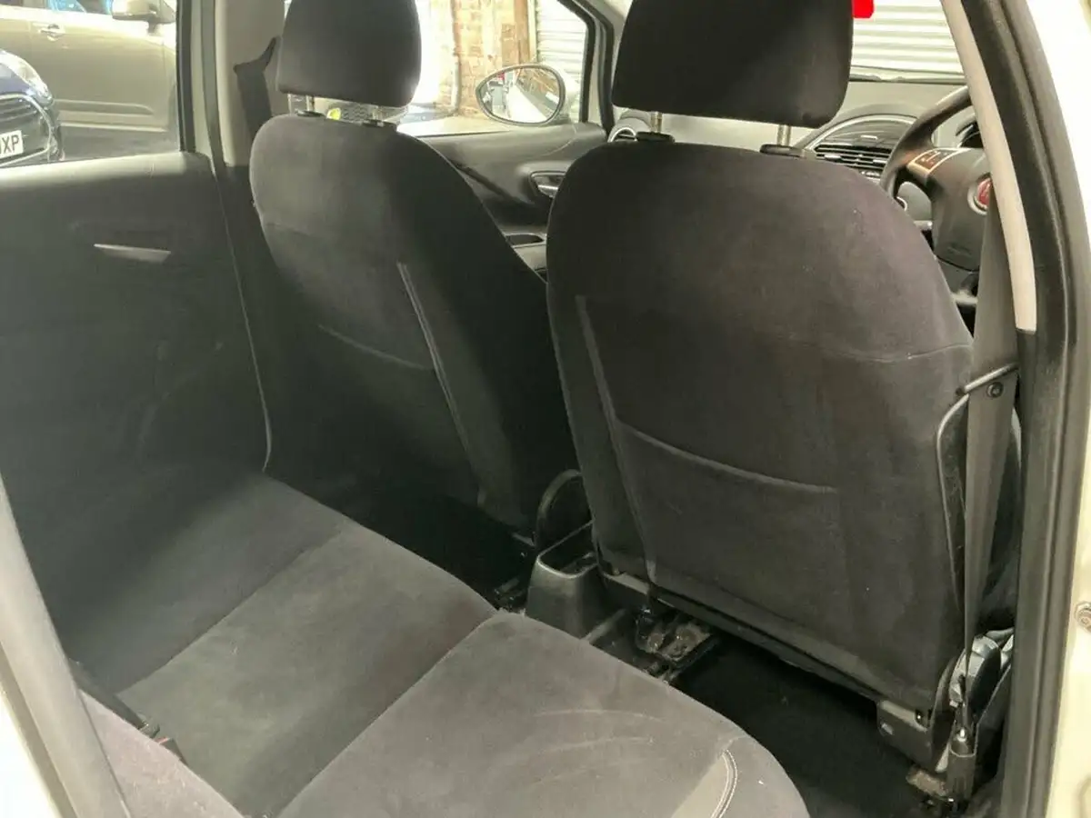2013-fiat-punto-12-easy-no-ss-5d-big-23