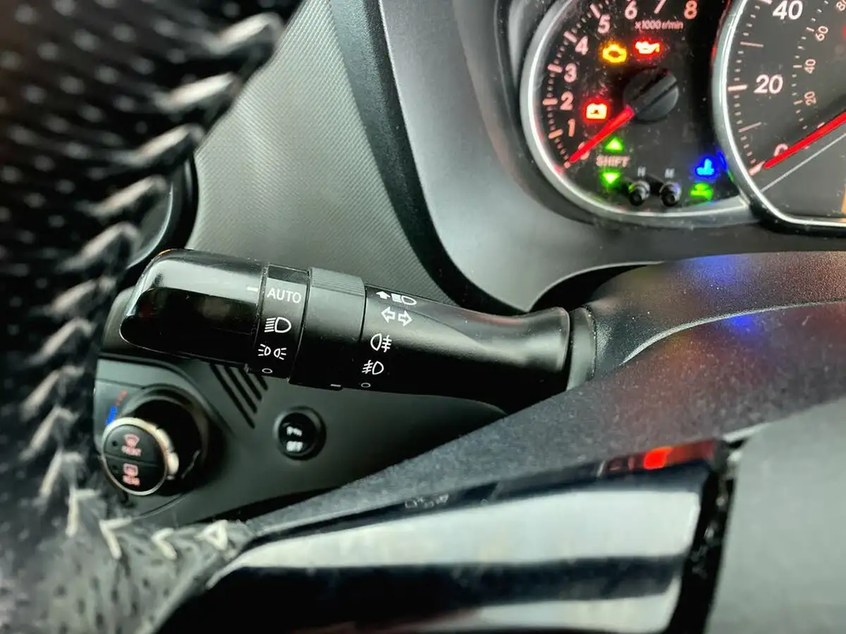 2016-toyota-yaris-133-design-tss-cvt-big-31