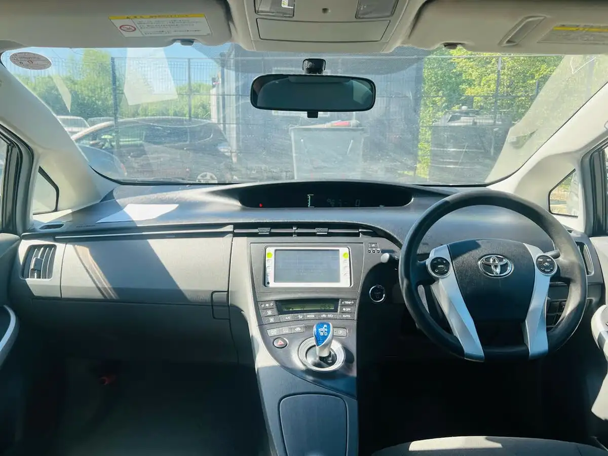2011-toyota-prius-big-25