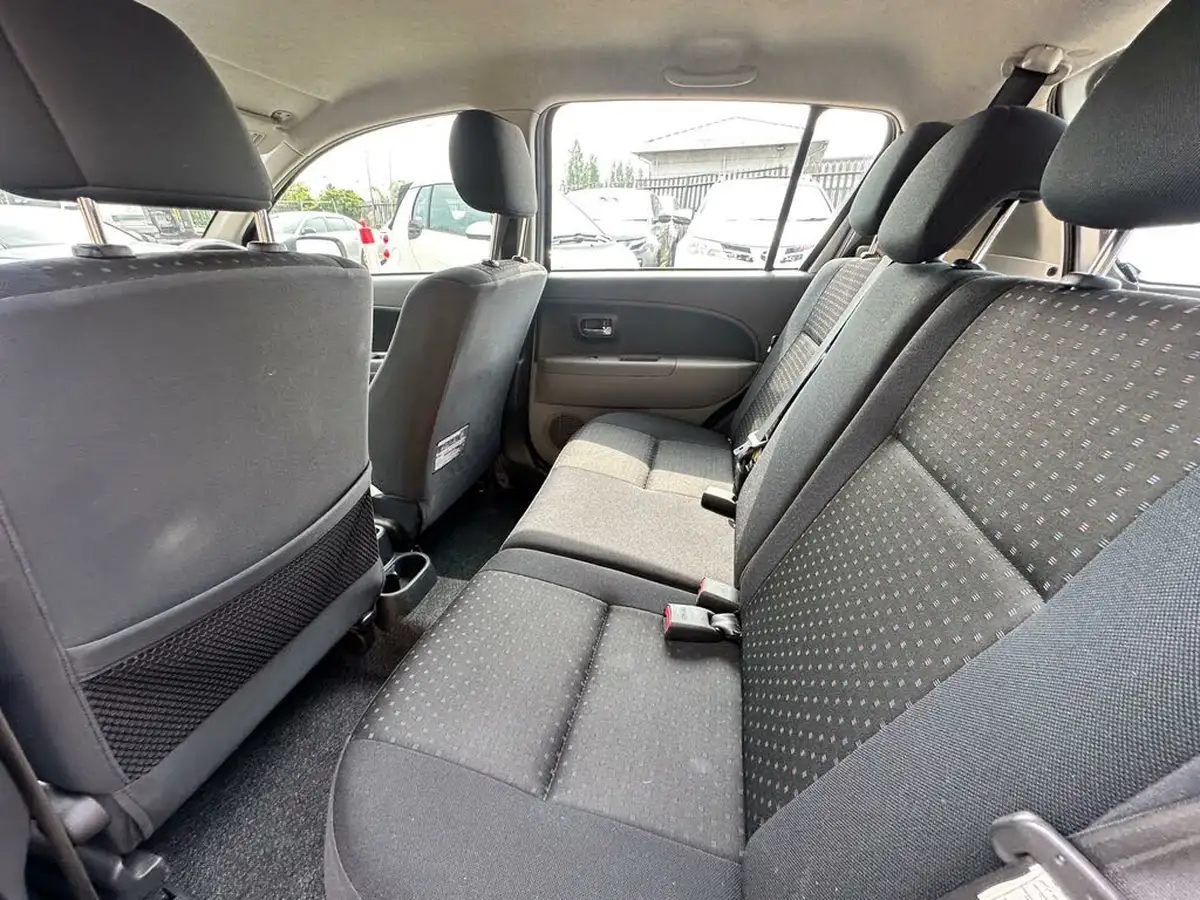 2009-daihatsu-sirion-13-se-big-23