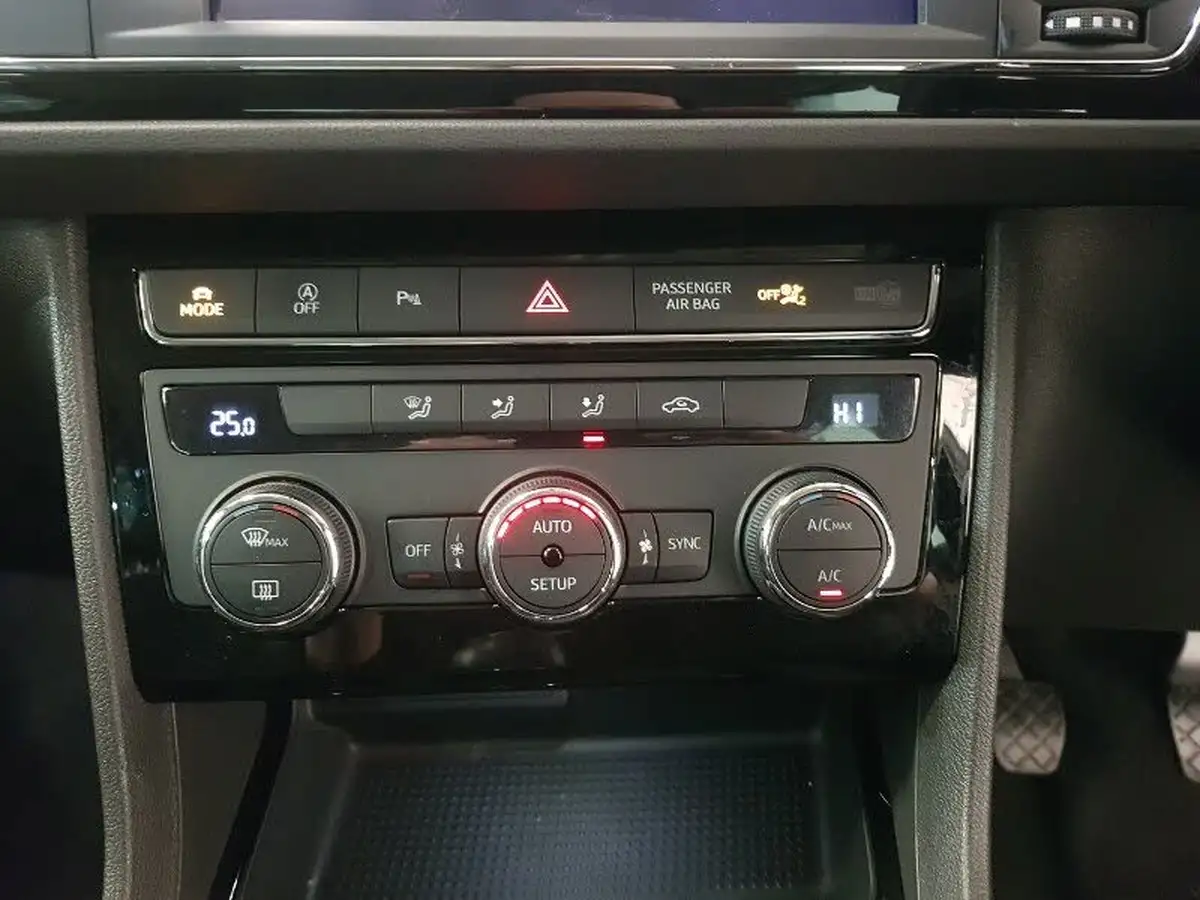 2019-seat-leon-20tdi-fr-hatchback-big-9