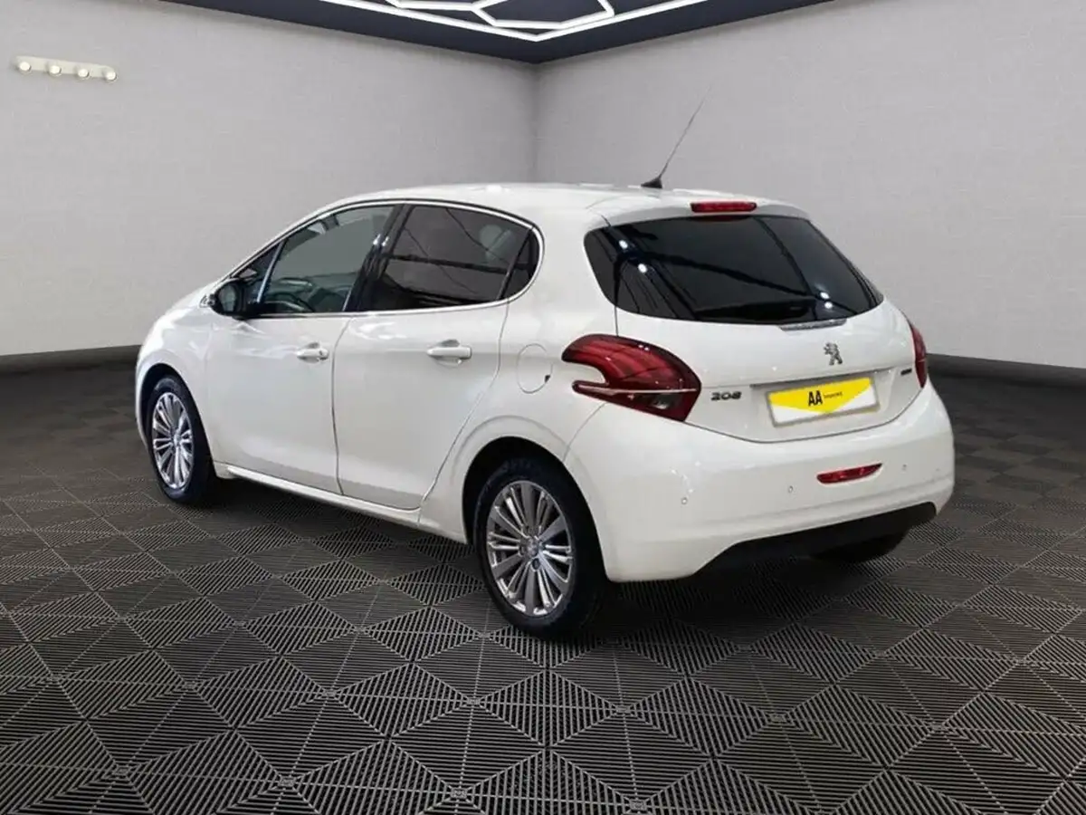 2016-peugeot-208-12-puretech-allure-82bhp-5d-big-2