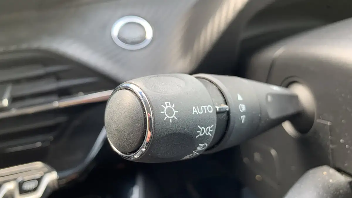 2021-peugeot-208-12-puretech-allure-100bhp-big-26
