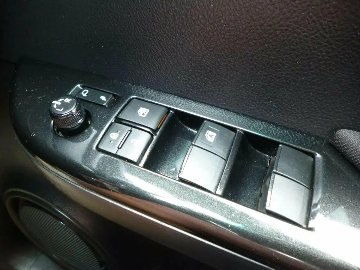 2021-toyota-hi-lux-24d-4d-icon-150hpeu6dt-e-auto-big-64