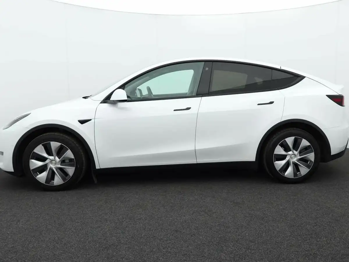 2022-tesla-model-y-e-long-range-big-4