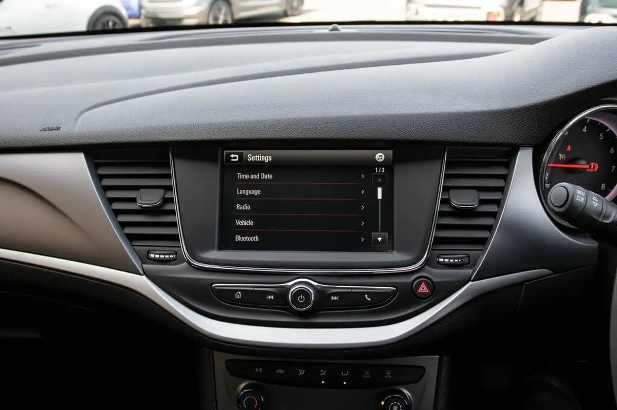 2017-vauxhall-astra-10i-turbo-design-ssecotec-hatchback-big-24