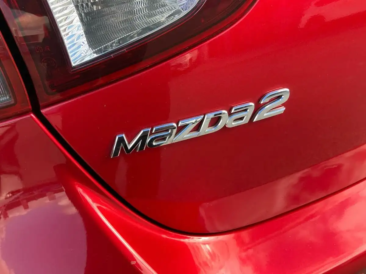 2016-mazda-mazda2-15-sport-black-big-35