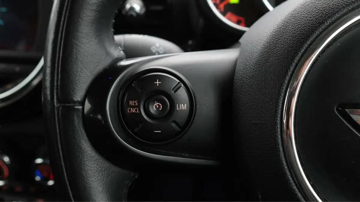 2018-mini-clubman-15-cooper-ss-big-22