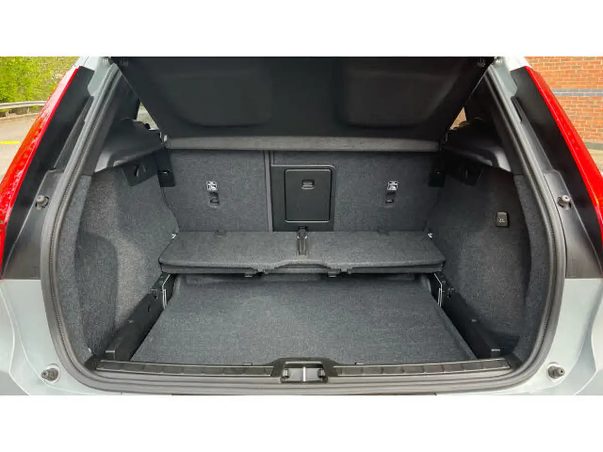 2024-volvo-xc40-20-b3-plus-big-16