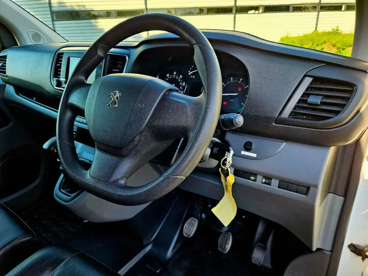 2019-peugeot-expert-15-bluehdi-professional-compact-1000-big-14