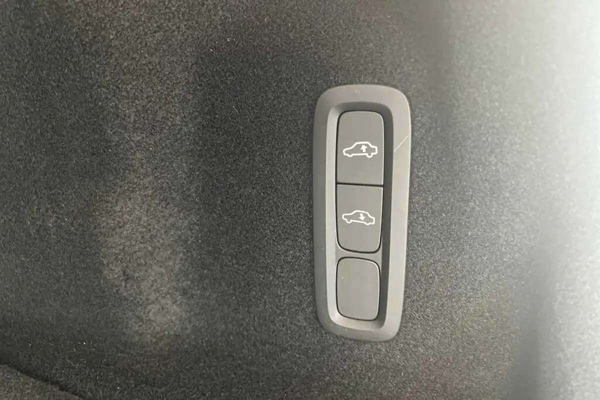 2024-volvo-xc60-20-t8-ultra-black-edition-big-25