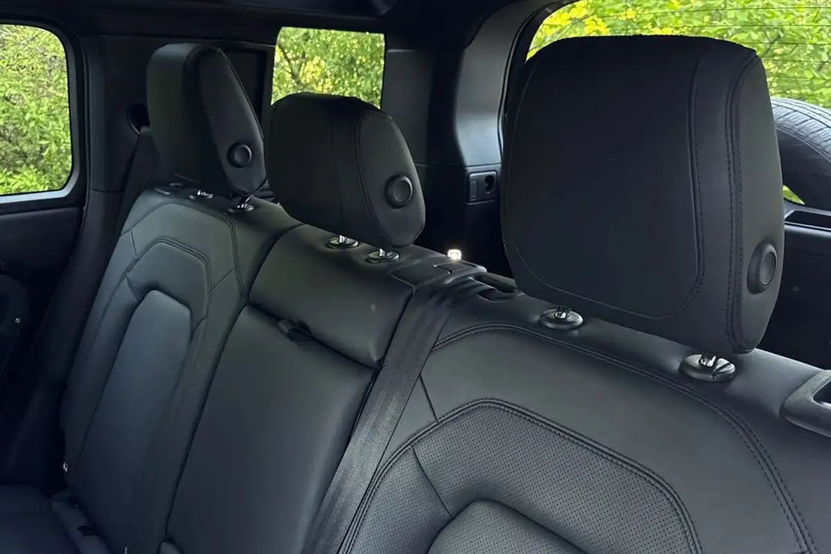 2022-land-rover-110-defender-50-p525-v8-big-35