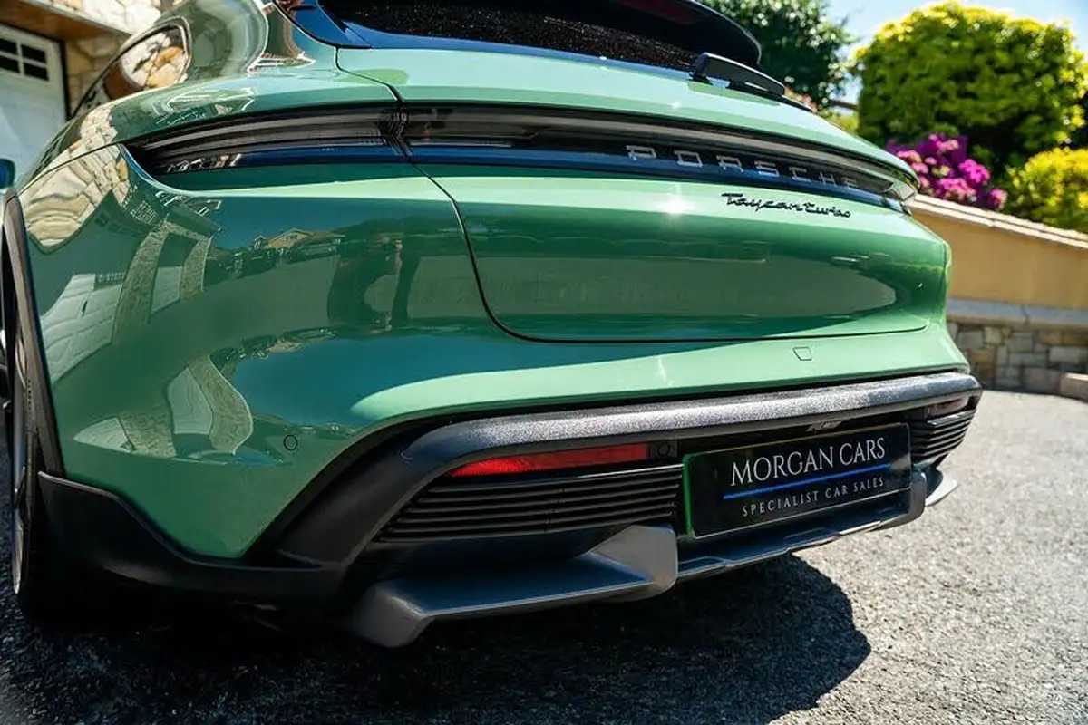 2022-porsche-taycan-e-turbo-cross-turismo-big-12