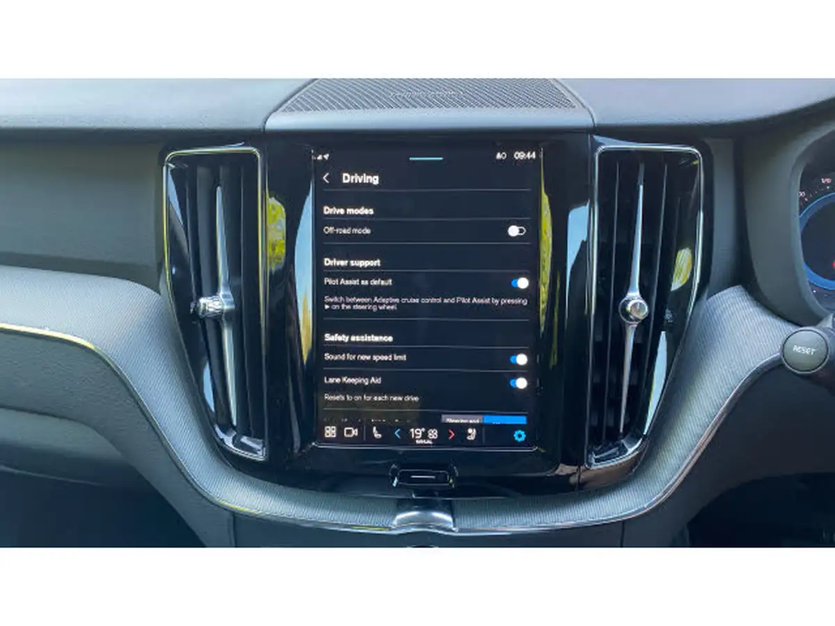 2024-volvo-xc60-20-b5-plus-big-36