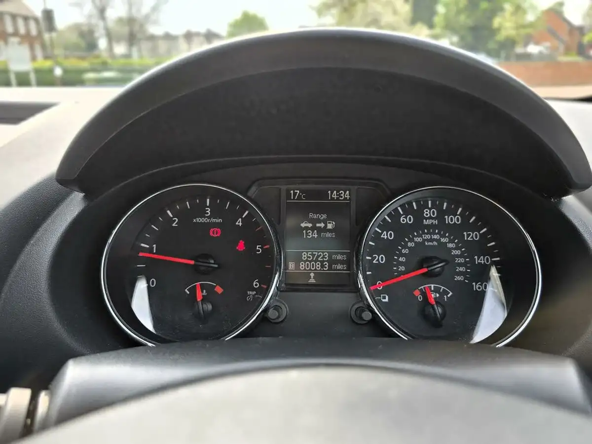 2013-nissan-qashqai-15td-360-big-26