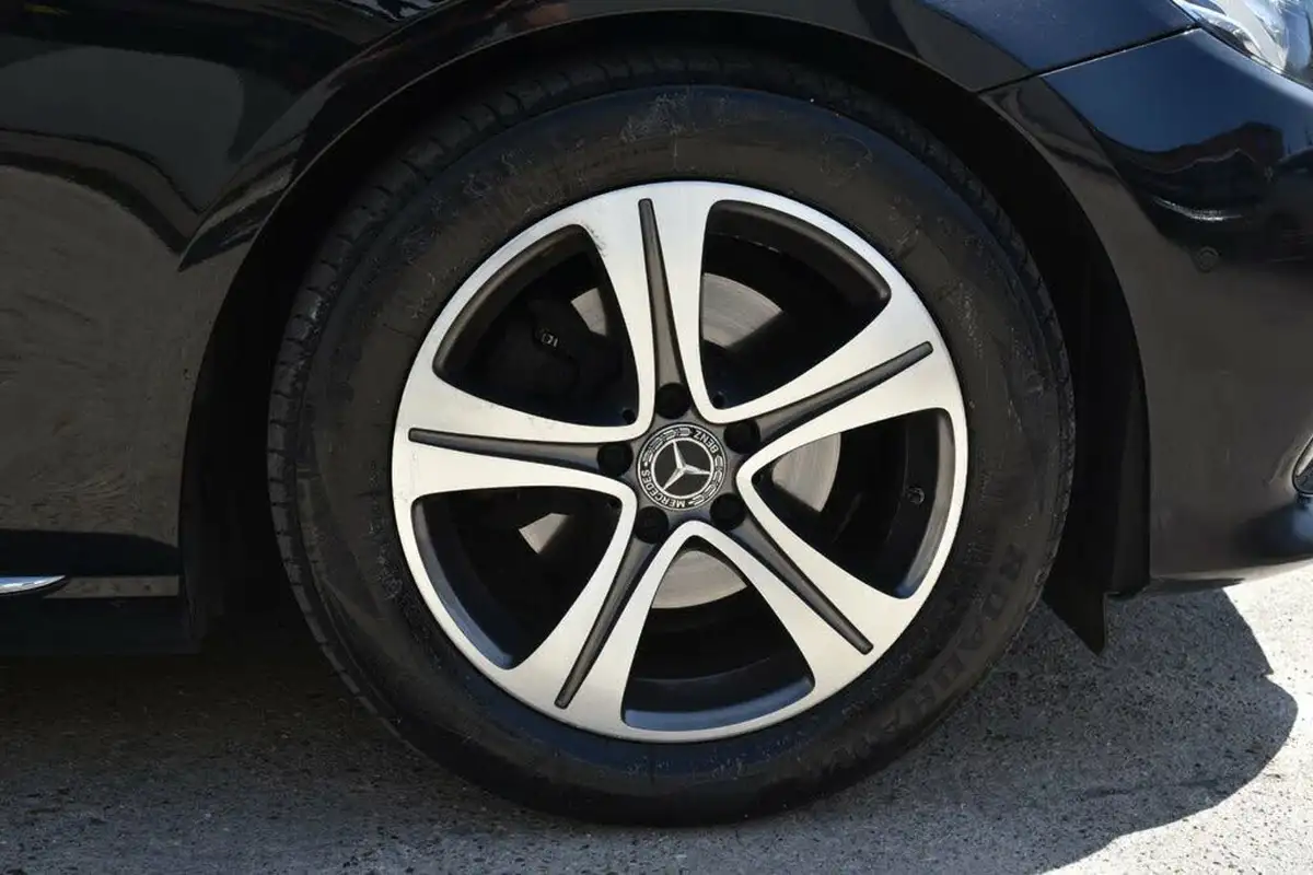 2019-mercedes-benz-e-class-20d-e220d-se-ss-estate-5d-big-59