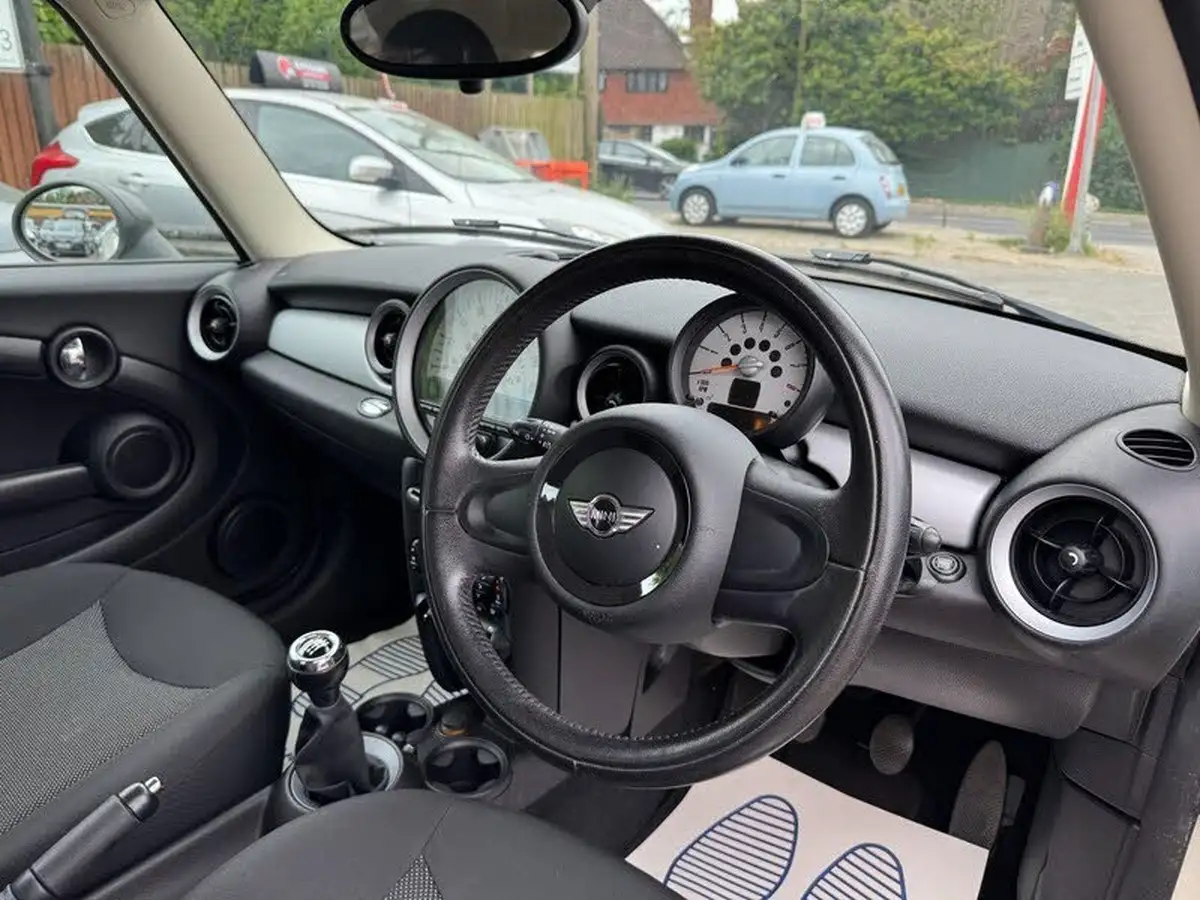 2012-mini-cooper-16-one-98bhp-sport-chili-hatchback-3d-big-17