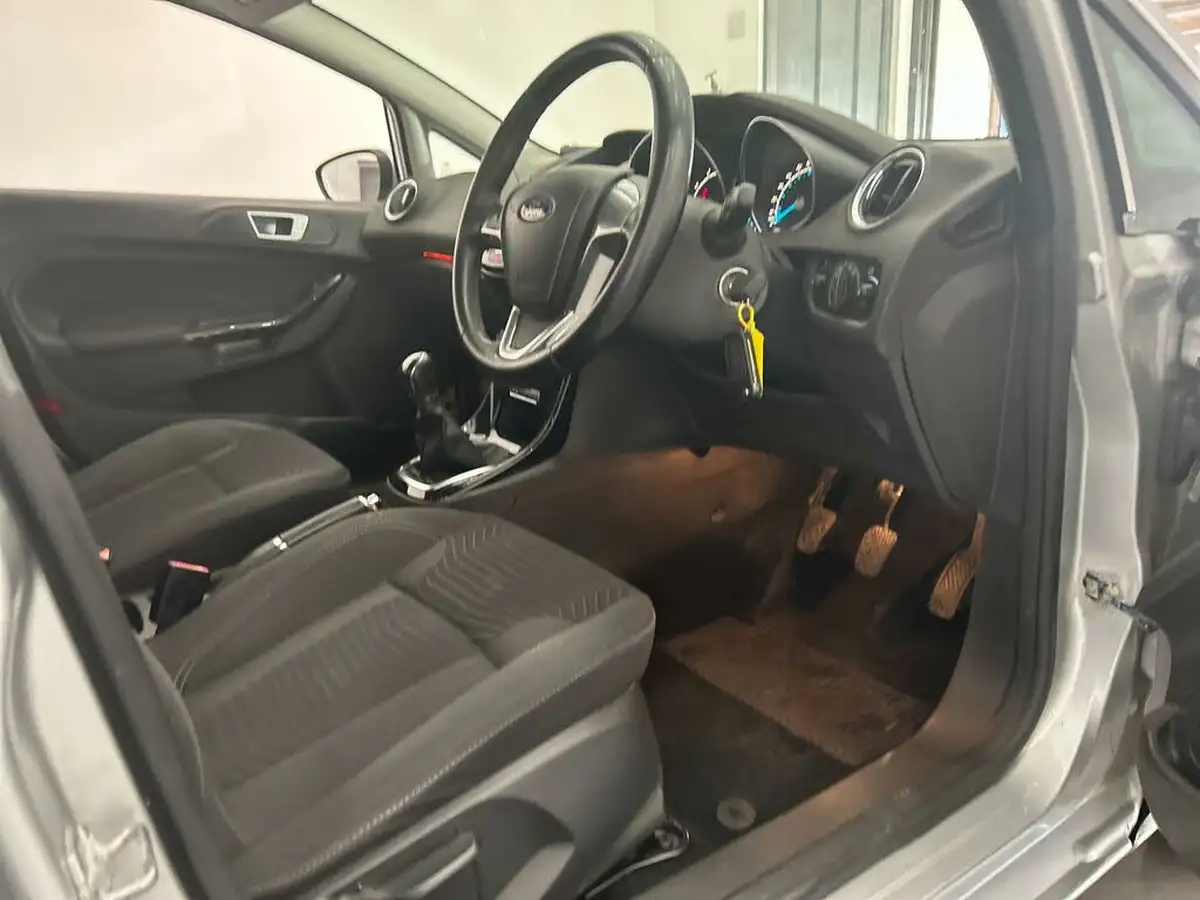 2015-ford-fiesta-10-zetec-100ps-e6-ecoboost-ss-5d-big-18