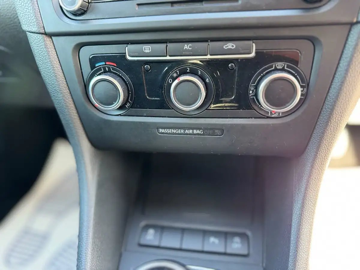 2011-volkswagen-golf-16td-blue-motion-match-5d-big-12