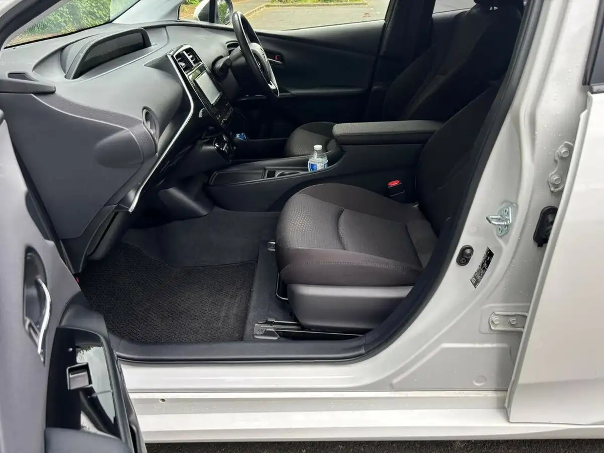 2021-toyota-prius-big-22