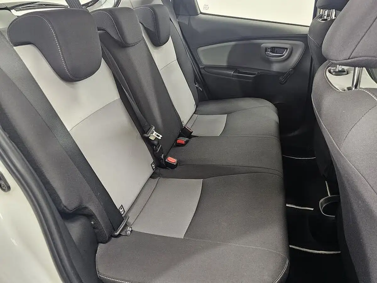 2017-toyota-yaris-15-vvt-i-icon-tech-98bhp-hybrid-1497cc-e-cvt-big-5